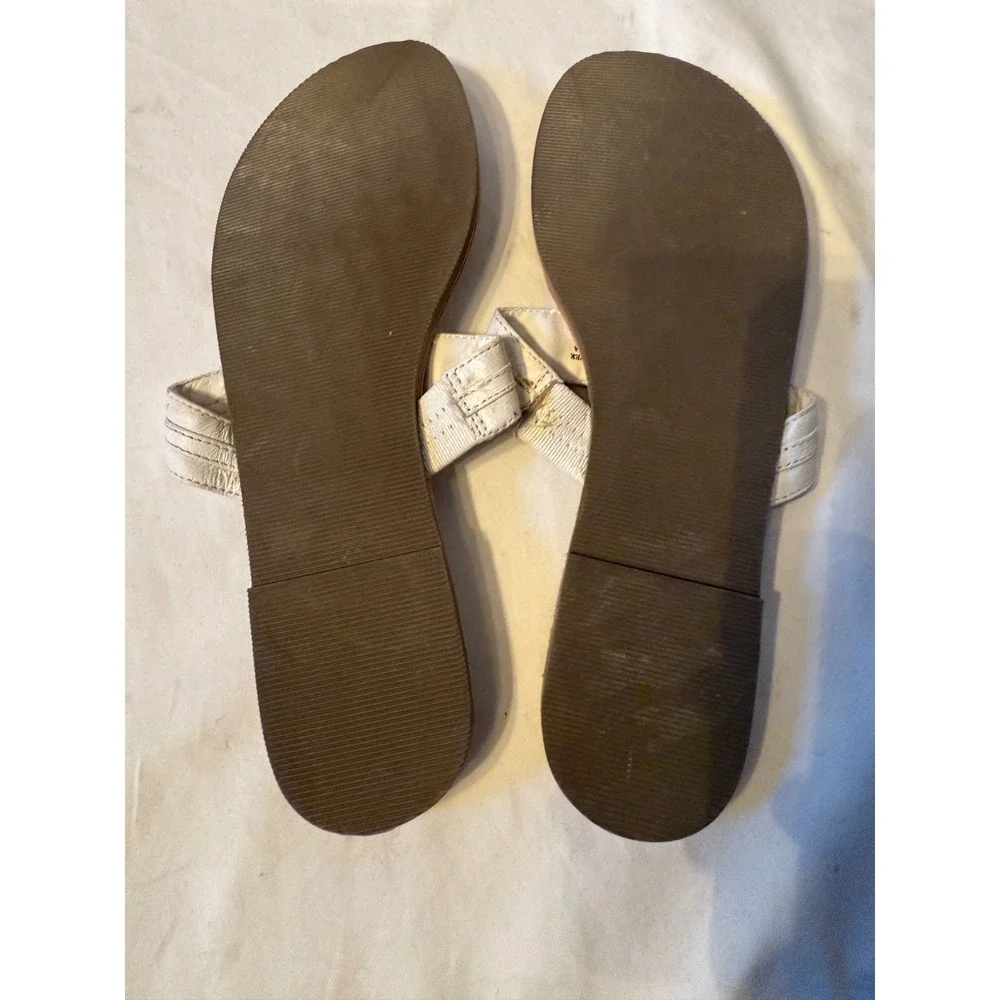 Guess GFTORI White Leather Gold Chain Thong Sandals Womens 8M Flat Slides